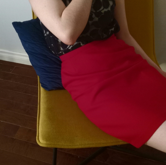 This is an Amoretti red skirt . The tag says size 7 but is a snug fit at 5-6. - Picture 6 of 8